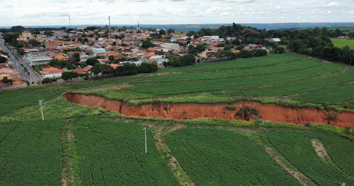 Cratera no interior de SP: prefeitura pede vistoria em voçoroca de mais de 200 metros