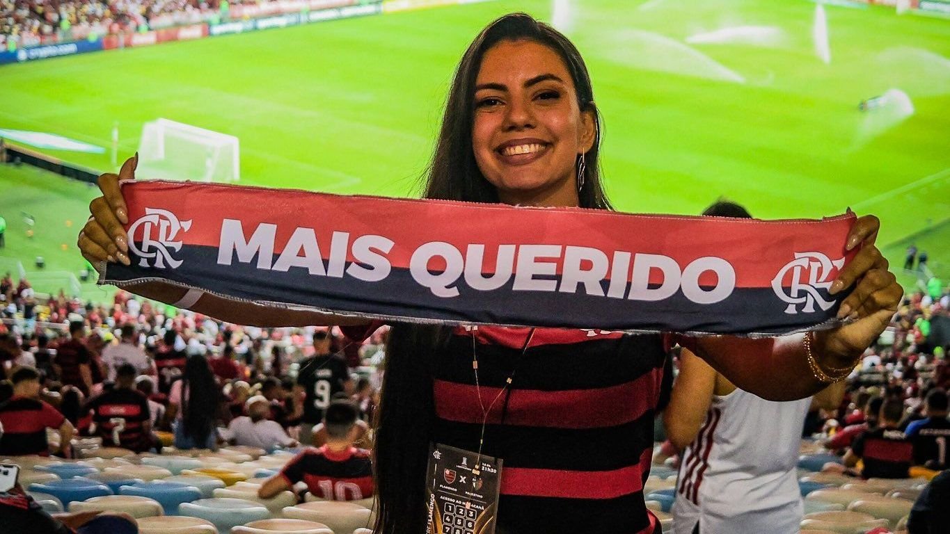 Ex-BBB Fernanda toca bateria na torcida do Flamengo; veja