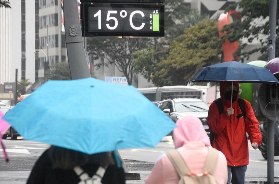 Frente fria vinda do Sul deve reduzir calor e trazer chuvas para SP; veja previsão